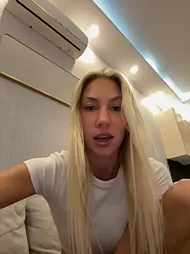 Snapshot of LuisaBecker chatting on October 2, 2025, 3:52 pm LuisaBecker online show from October 2, 2025, 3:52 pm