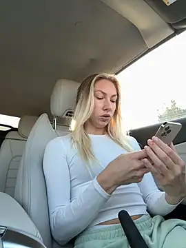 Snapshot of LuisaBecker chatting on October 18, 2025, 12:28 pm LuisaBecker online show from October 18, 2025, 12:28 pm