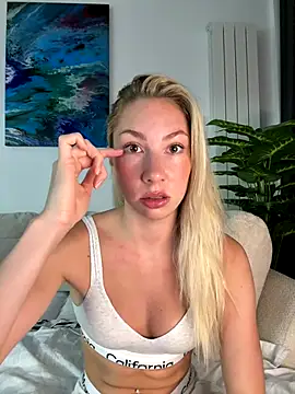 Snapshot of LuisaBecker chatting on October 23, 2025, 3:55 pm LuisaBecker online show from October 23, 2025, 3:55 pm