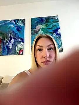 Snapshot of LuisaBecker chatting on November 15, 2025, 9:28 am LuisaBecker online show from November 15, 2025, 9:28 am