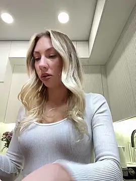 Snapshot of LuisaBecker chatting on December 15, 2025, 1:59 pm LuisaBecker online show from December 15, 2025, 1:59 pm