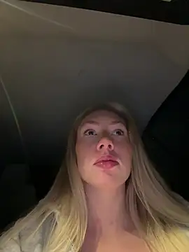 LuisaBecker online show from February 2, 2026, 8:18 pm