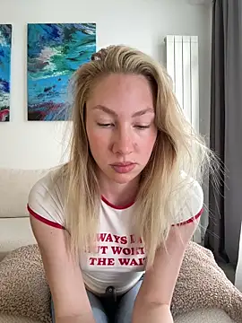Snapshot of LuisaBecker chatting on May 5, 2026, 1:08 pm LuisaBecker online show from May 5, 2026, 1:08 pm