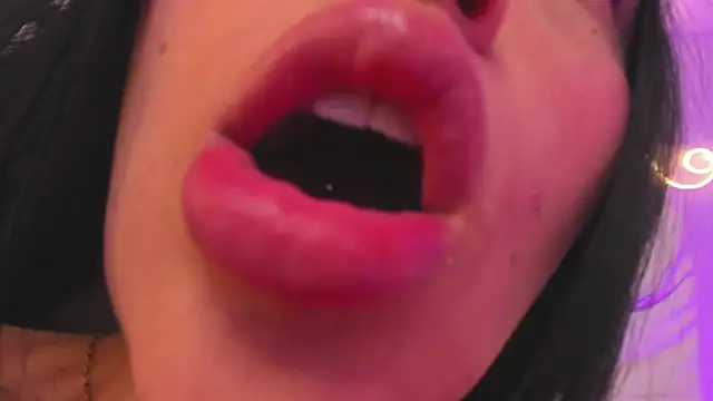 Snapshot of ViolettaHotLatin_ chatting on July 28, 2026, 2:13 pm ViolettaHotLatin online show from July 28, 2026, 2:13 pm