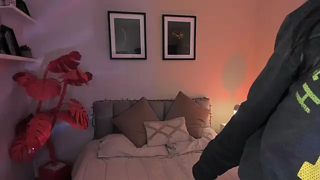 Violetta Nur online show from February 11, 2026, 9:09 pm