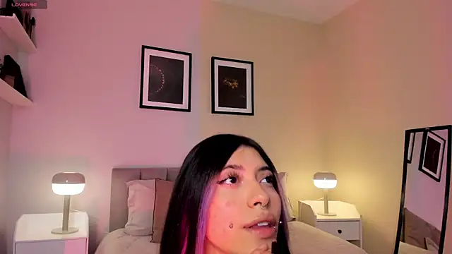 Snapshot of Violetta_Nur chatting on June 2, 2026, 9:28 pm Violetta Nur online show from June 2, 2026, 9:28 pm