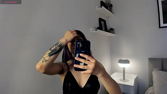 Snapshot of Violetta_Nur chatting on June 26, 2026, 8:13 pm Violetta Nur online show from June 26, 2026, 8:13 pm