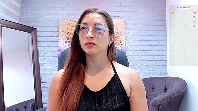 Snapshot of _LaraMom_ chatting on May 21, 2026, 7:43 pm LaraMom online show from May 21, 2026, 7:43 pm