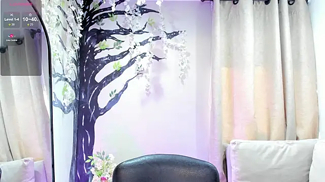 Snapshot of _LaraMom_ chatting on June 3, 2026, 7:41 pm LaraMom online show from June 3, 2026, 7:41 pm