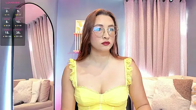 Snapshot of _LaraMom_ chatting on June 9, 2026, 7:36 pm LaraMom online show from June 9, 2026, 7:36 pm