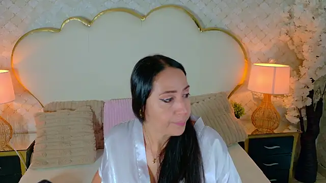 Snapshot of MayraVegas chatting on July 25, 2026, 2:03 pm MayraVegas online show from July 25, 2026, 2:03 pm
