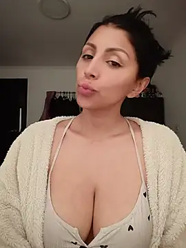 Snapshot of tiffani__love chatting on June 24, 2026, 3:33 pm tiffani love online show from June 24, 2026, 3:33 pm