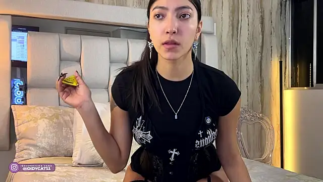 Snapshot of MarianaBranzz chatting on July 16, 2026, 2:17 am MarianaBranzz online show from July 16, 2026, 2:17 am