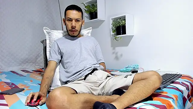 Snapshot of Aronxxs chatting on February 6, 2025, 10:15 am Aronxxs online show from February 6, 2025, 10:15 am