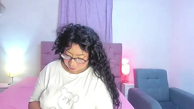 Latinabombsheell online show from June 12, 2026, 6:40 pm
