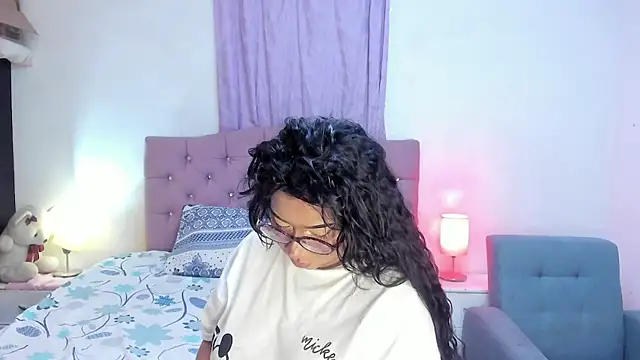Latinabombsheell online show from June 21, 2026, 4:37 am