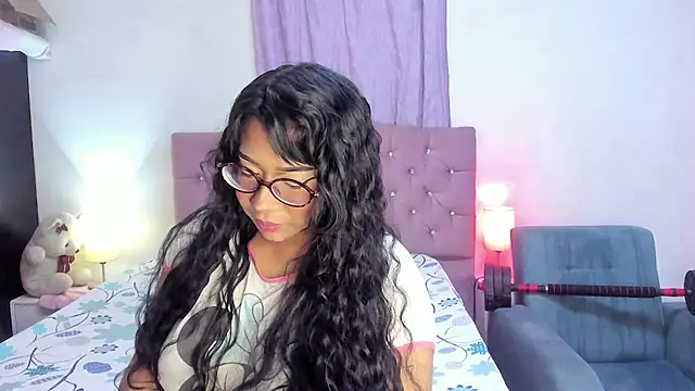Latinabombsheell online show from June 29, 2026, 5:35 am