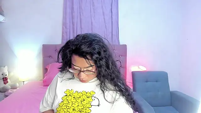Latinabombsheell online show from July 14, 2026, 6:24 pm