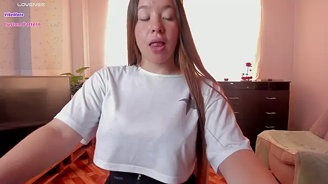 Snapshot of Simply_Zoe__ chatting on February 26, 2025, 6:00 pm Simply Zoe online show from February 26, 2025, 6:00 pm