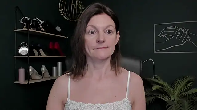 Snapshot of VivianWILD chatting on November 6, 2025, 8:15 am VivianWILD online show from November 6, 2025, 8:15 am