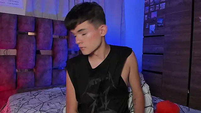 Snapshot of Angelo_018 chatting on February 14, 2025, 6:23 am Angelo 018 online show from February 14, 2025, 6:23 am