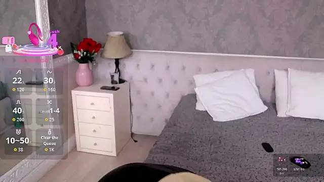 ElenaJuarez online show from November 3, 2025, 2:18 pm