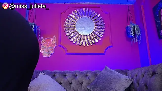 Julieta Russell online show from May 18, 2026, 11:38 am