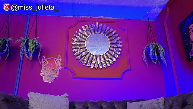 Julieta Russell online show from May 25, 2026, 11:49 am