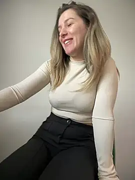 Snapshot of HotXMom chatting on March 7, 2025, 7:19 am HotXMom online show from March 7, 2025, 7:19 am