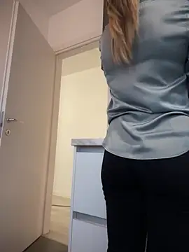 Snapshot of HotXMom chatting on November 30, 2025, 11:58 am HotXMom online show from November 30, 2025, 11:58 am