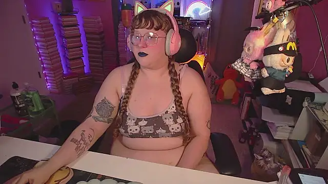 Snapshot of FatVeronica chatting on June 24, 2026, 5:01 pm FatVeronica online show from June 24, 2026, 5:01 pm