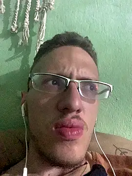 Snapshot of SOYMRX chatting on November 15, 2025, 11:32 pm SOYMRX online show from November 15, 2025, 11:32 pm