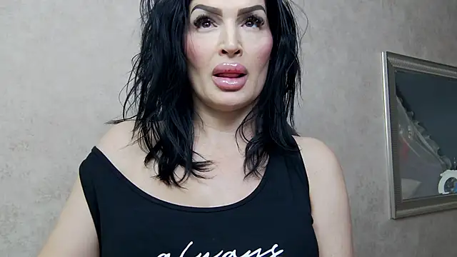 Snapshot of NicolleReyn chatting on February 11, 2025, 8:10 pm NicolleReyn online show from February 11, 2025, 8:10 pm