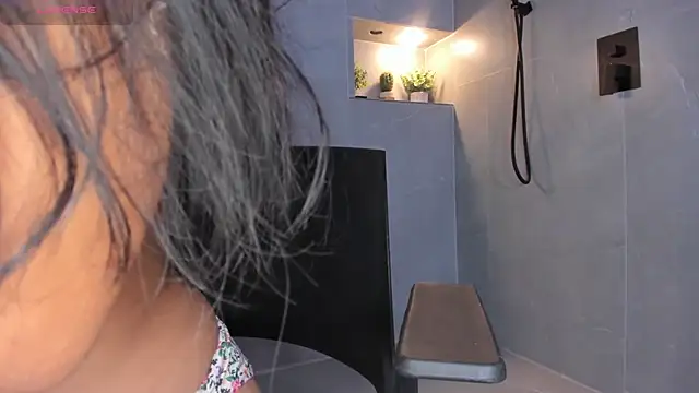 Snapshot of AriSweet chatting on November 6, 2025, 12:39 pm AriSweet online show from November 6, 2025, 12:39 pm