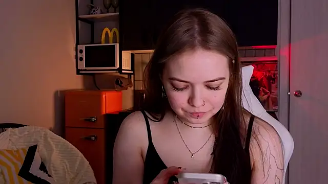 doll lol  online show from December 3, 2025, 6:06 pm