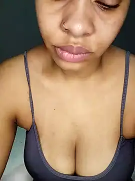 Snapshot of Su_Duarte_1 chatting on February 6, 2025, 12:43 am Su Duarte 1 online show from February 6, 2025, 12:43 am