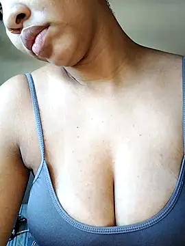 Snapshot of Su_Duarte_1 chatting on March 5, 2025, 5:50 pm Su Duarte 1 online show from March 5, 2025, 5:50 pm