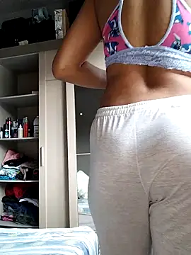 Snapshot of Su_Duarte_1 chatting on September 18, 2025, 8:33 pm Su Duarte 1 online show from September 18, 2025, 8:33 pm