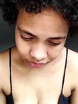 Snapshot of Su_Duarte_1 chatting on October 17, 2025, 5:37 pm Su Duarte 1 online show from October 17, 2025, 5:37 pm