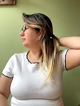 amooraaamoon online show from October 31, 2025, 1:23 pm