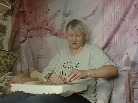 Snapshot of ElenaMaeer chatting on September 20, 2025, 6:31 pm ElenaMaeer online show from September 20, 2025, 6:31 pm