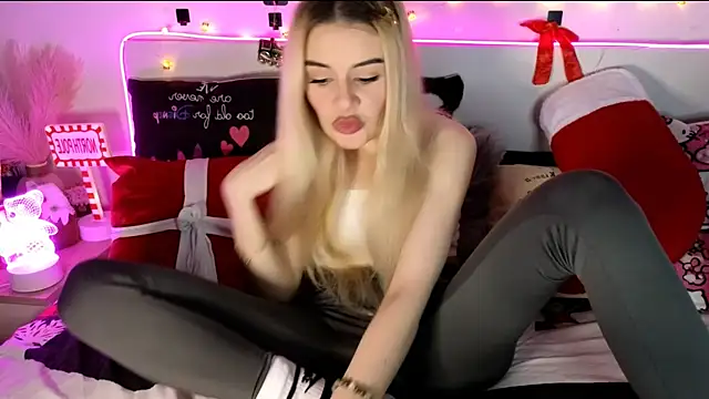 nicollewetpussy online show from December 18, 2025, 11:00 pm