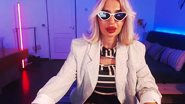 beauty chl0e online show from December 8, 2024, 3:21 am