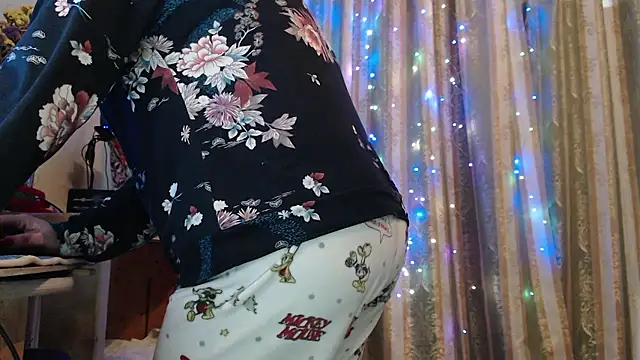 amorelara online show from January 13, 2026, 2:11 pm