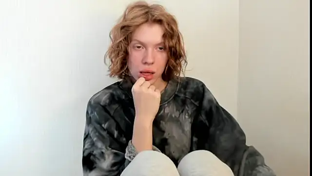 Snapshot of StellaDavis chatting on October 2, 2025, 9:05 am StellaDavis online show from October 2, 2025, 9:05 am