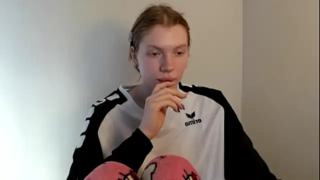 Snapshot of StellaDavis chatting on November 3, 2025, 9:43 am StellaDavis online show from November 3, 2025, 9:43 am