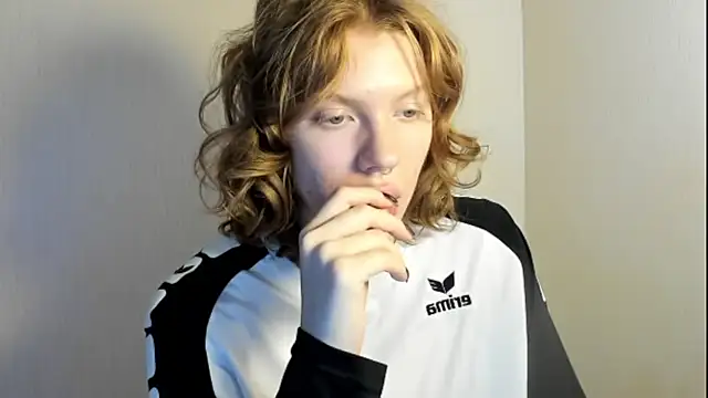 Snapshot of StellaDavis chatting on November 5, 2025, 9:09 am StellaDavis online show from November 5, 2025, 9:09 am