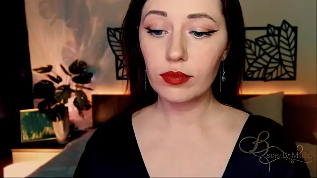 Snapshot of MissBeverlyMills chatting on December 13, 2024, 5:54 pm MissBeverlyMills online show from December 13, 2024, 5:54 pm