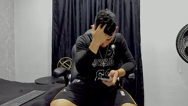 Snapshot of andrew_rose_ chatting on December 26, 2024, 3:42 pm andrew rose online show from December 26, 2024, 3:42 pm