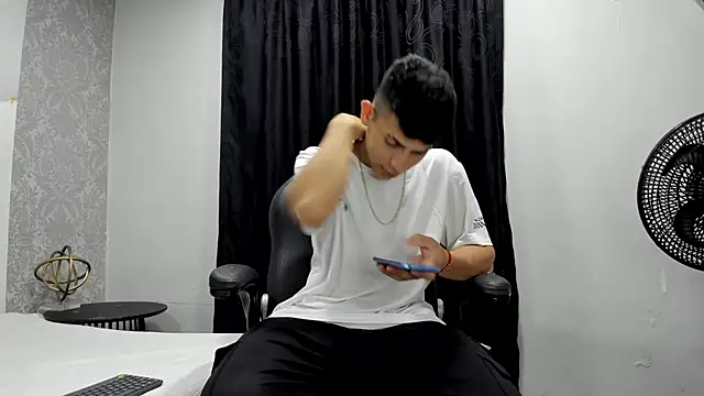 Snapshot of andrew_rose_ chatting on February 17, 2025, 3:36 am andrew rose online show from February 17, 2025, 3:36 am